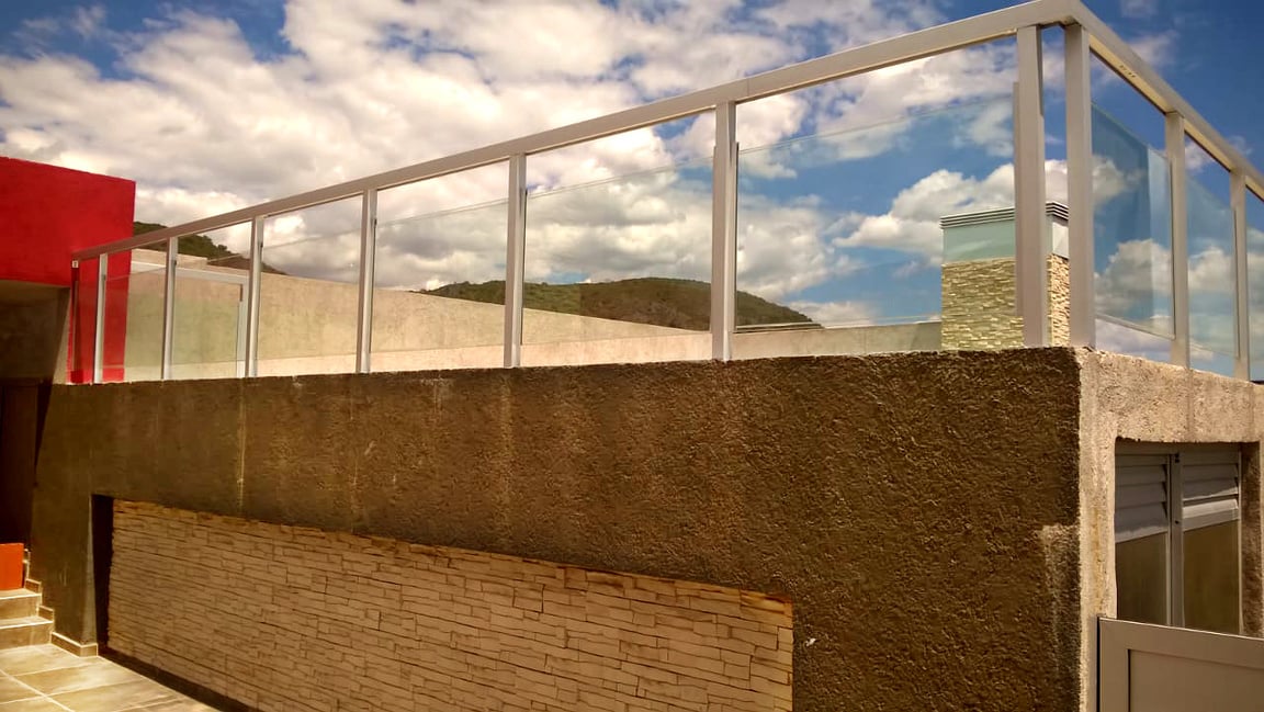 Baranda para pileta en aluminio anodizado natural, y vidrios laminados incoloros (vidrios de seguridad)