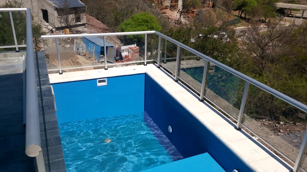 Baranda para pileta, en aluminio anodizado natural.